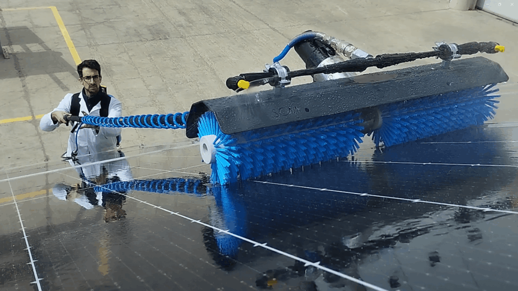 Pértiga P1 – Sistema de Limpieza Profesional para Paneles Solares